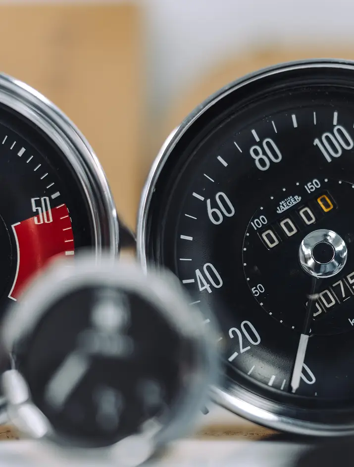 (The speedometer of the McLaren M6GT)